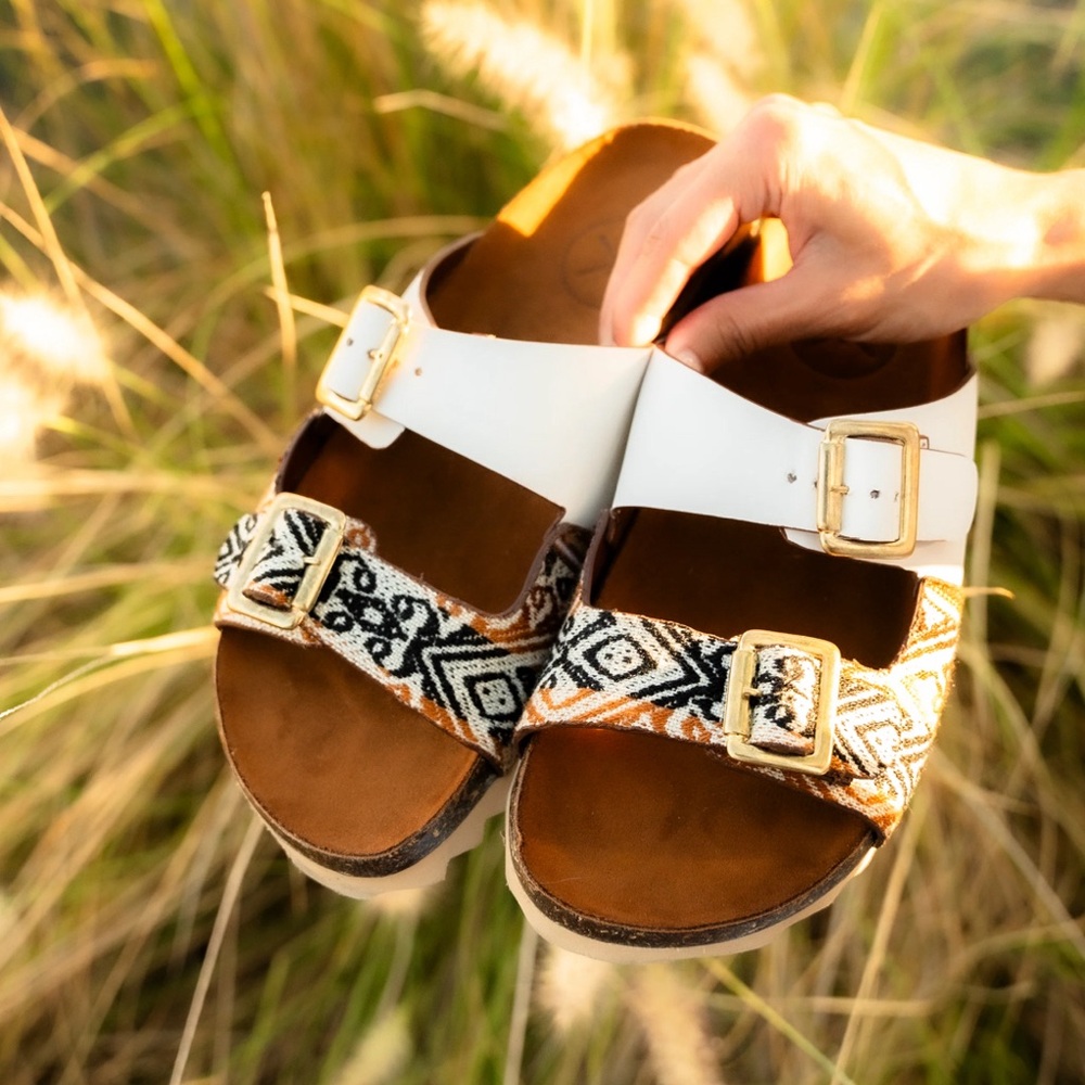 NWOT inkkas Desert Buckle Sandal